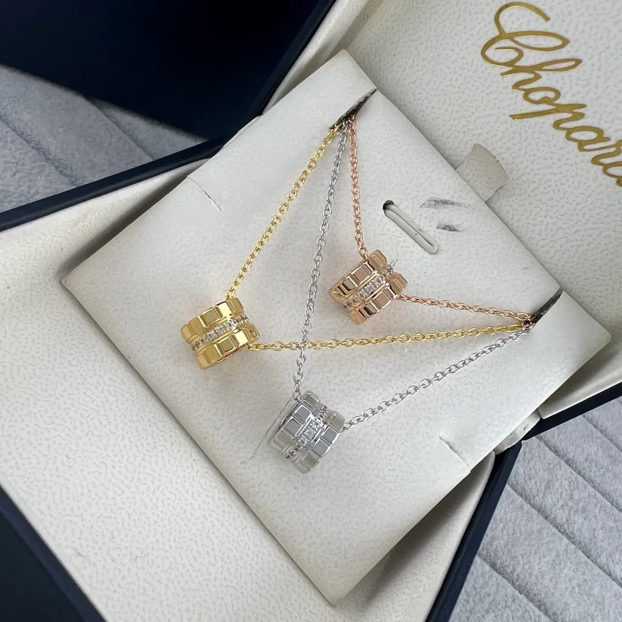 Chopard Collier Pendentif Barril Géométrique en Or et Argent avec Pierres Pavé-Set 7