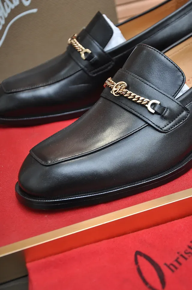 Christian Louboutin Mocassin Noir et Or en Cuir avec Sangle Chaîne 2
