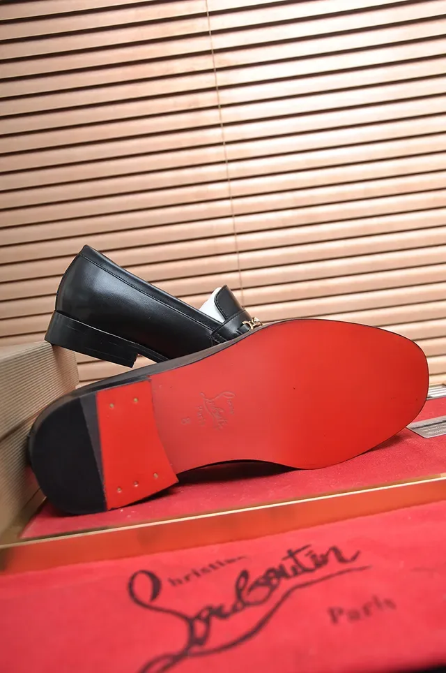 Christian Louboutin Mocassin Noir et Or en Cuir avec Sangle Chaîne 3