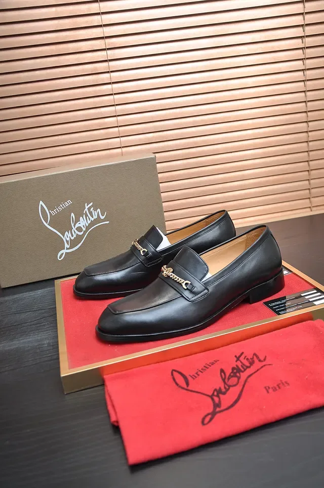 Christian Louboutin Mocassin Noir et Or en Cuir avec Sangle Chaîne 4