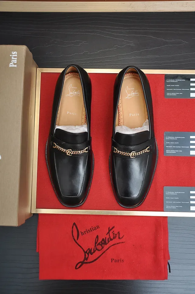 Christian Louboutin Mocassin Noir et Or en Cuir avec Sangle Chaîne 5