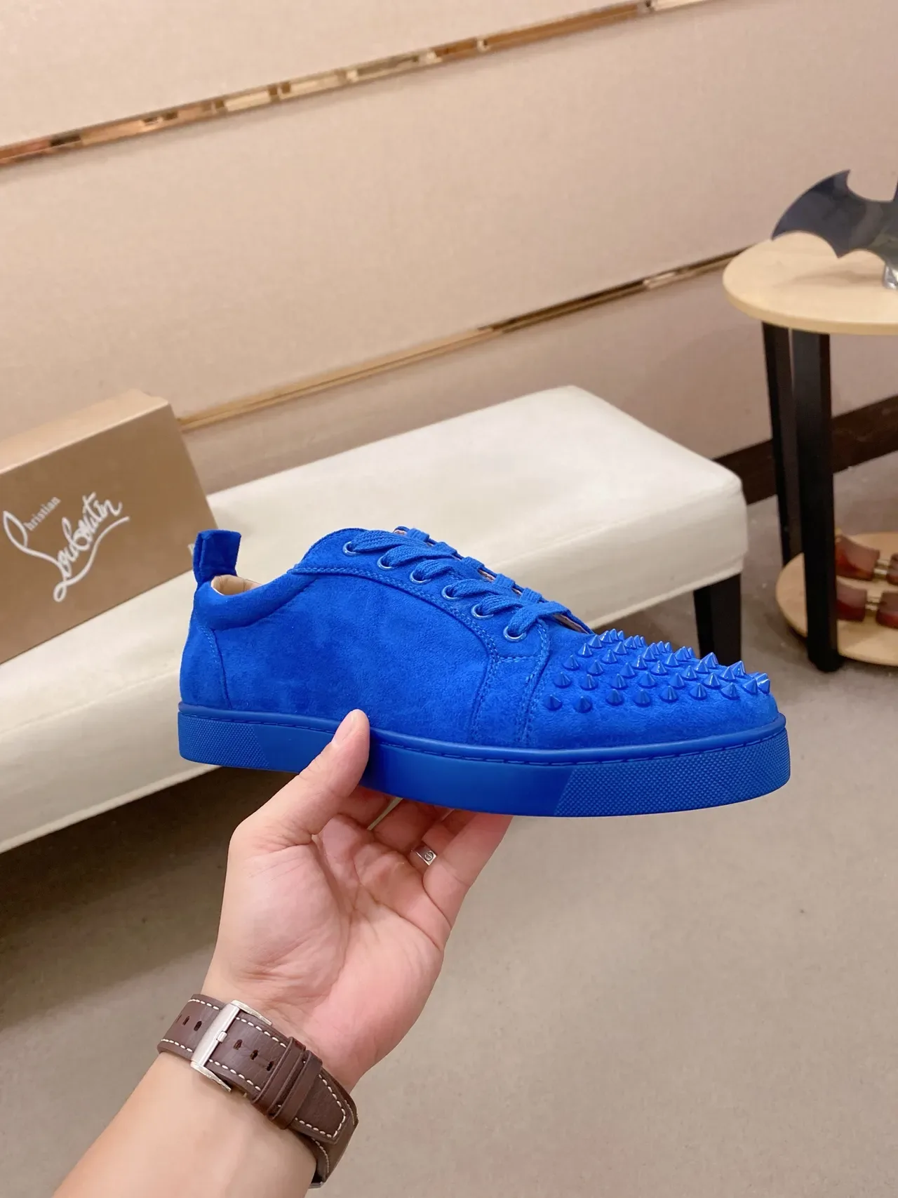 Christian Louboutin Spike Sneakers Bleu daim Style de vie 4