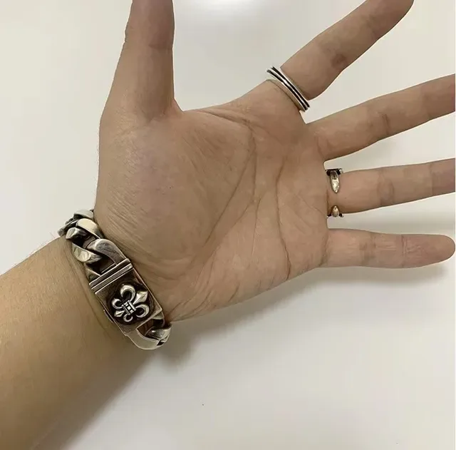 Chrome Hearts ক্রস মোটিফ এনগ্রেভড হিঞ্জড রিং 2