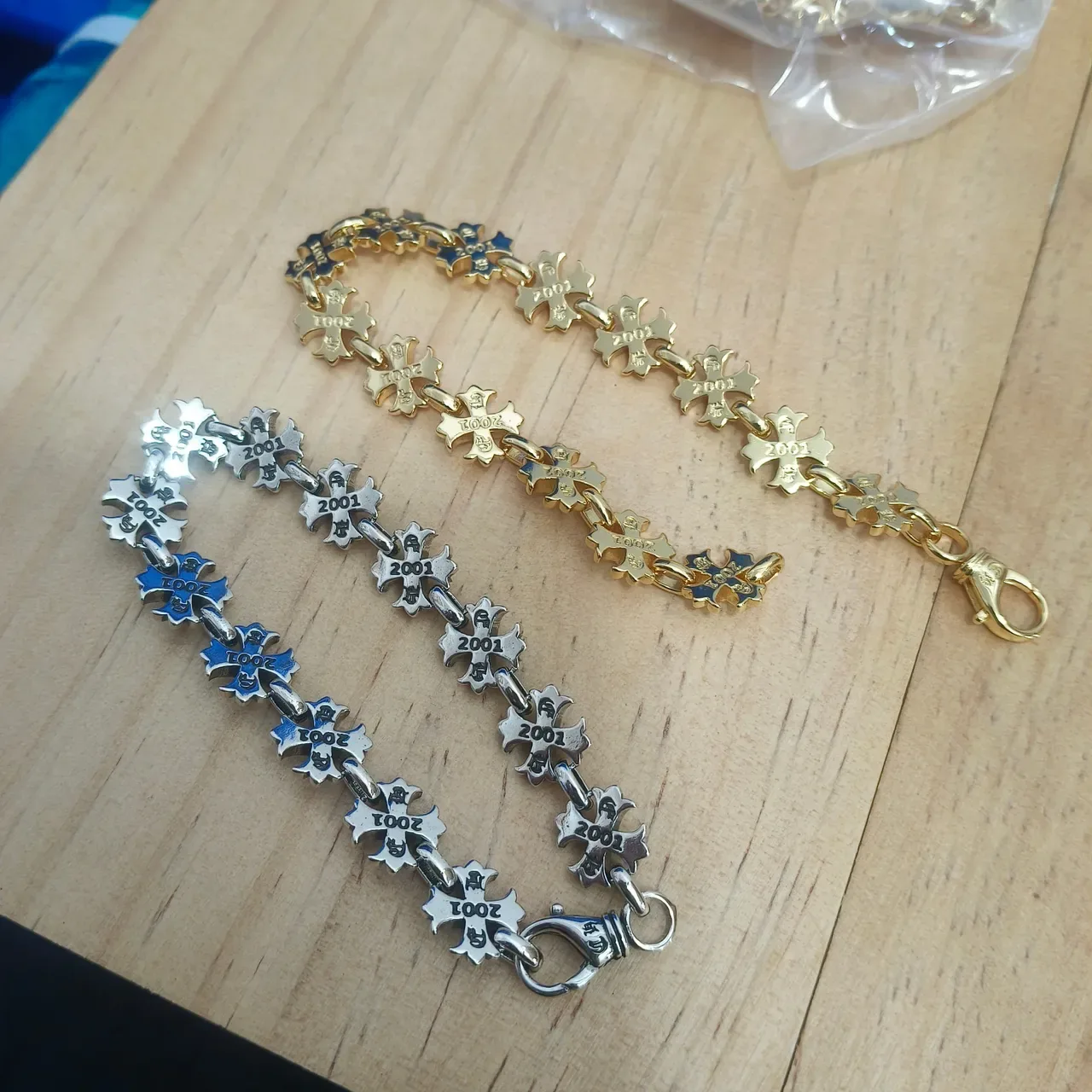 Bracelet Chrome Hearts en métal poli avec motif de croix en argent et or 2