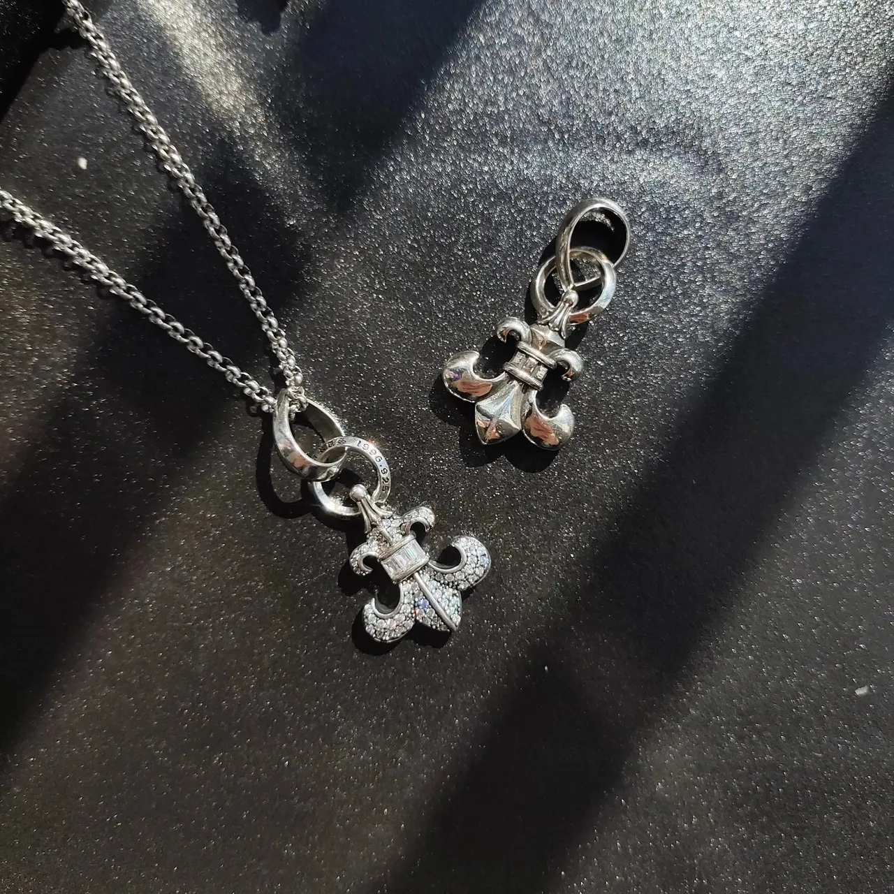 Chrome Hearts Fleur de Lis Prata Preto Metal Motivo Colar 3