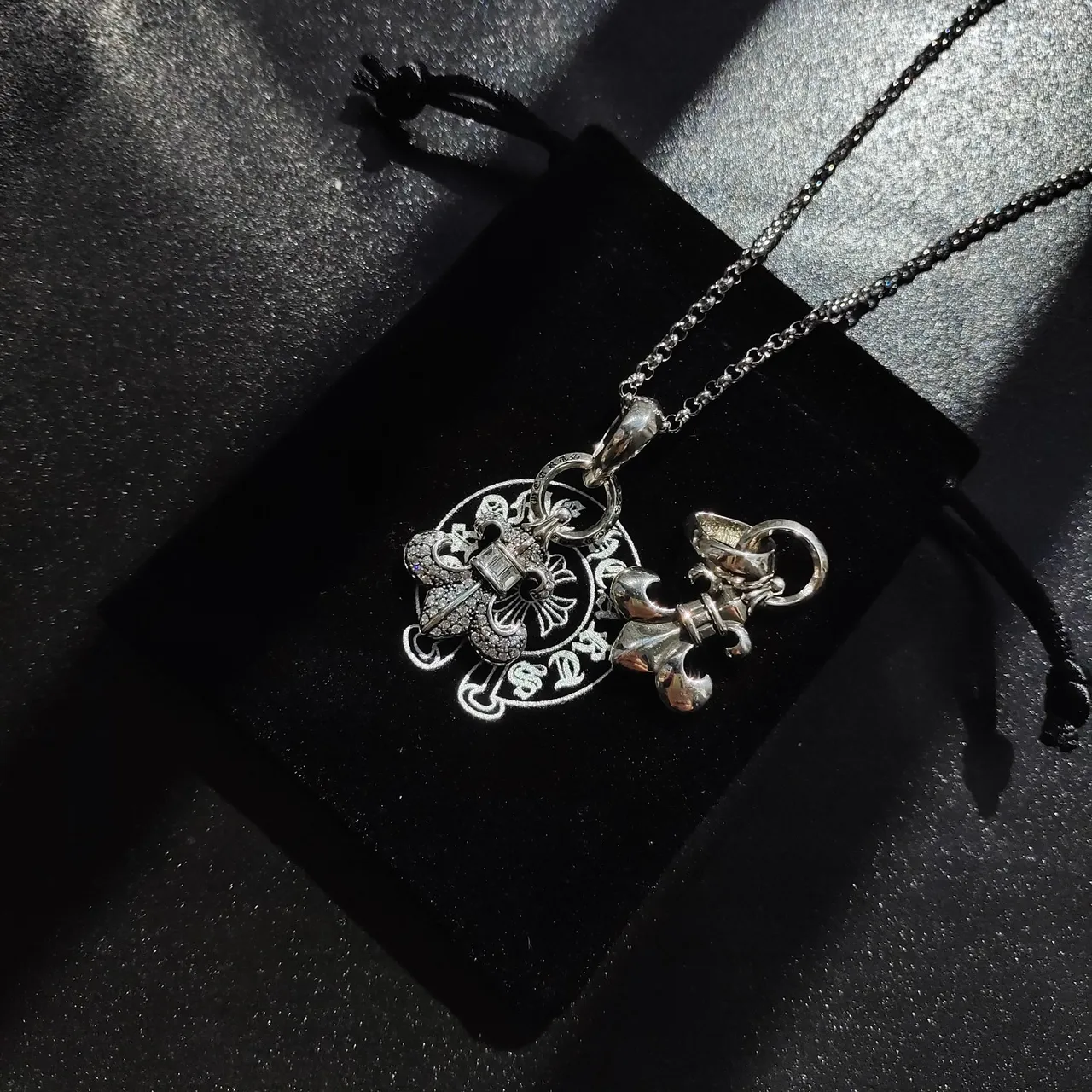 Chrome Hearts Fleur de Lis Prata Preto Metal Motivo Colar 4