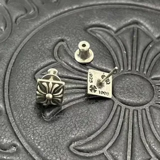 Chrome Hearts ফ্লোরাল ক্রস বর্গাকার স্টাড ইয়ারিংস