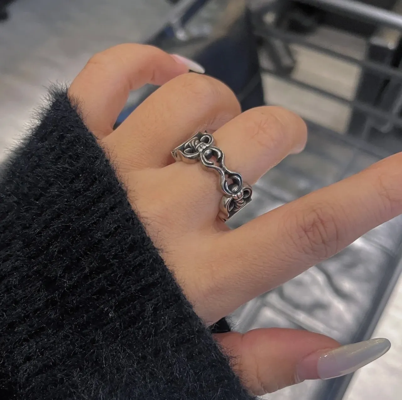 Chrome Hearts Anel de prata preto com motivo floral ornamentado de esmalte incrustado 2
