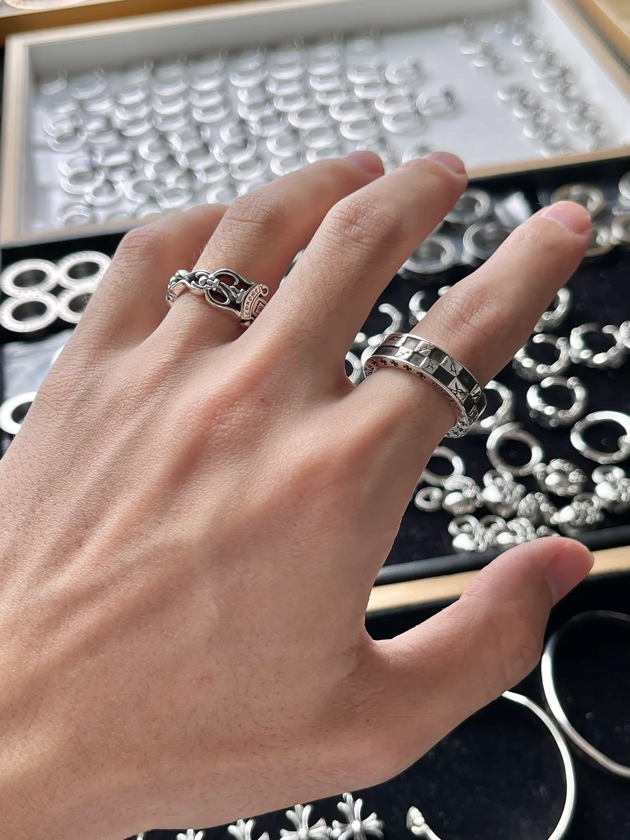 Chrome Hearts Anel de prata preto com motivo floral ornamentado de esmalte incrustado 3