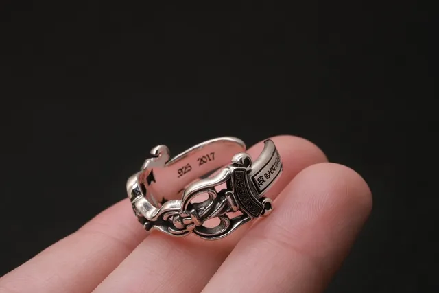 Chrome Hearts Anel de prata preto com motivo floral ornamentado de esmalte incrustado 4