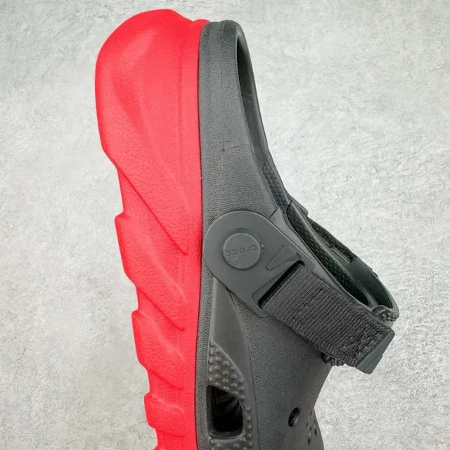 Crocs Echo Clog أسود وأحمر 5