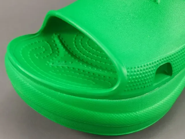 Crocs Echo Clog Bright Green Molded Foam Platform Clog 6