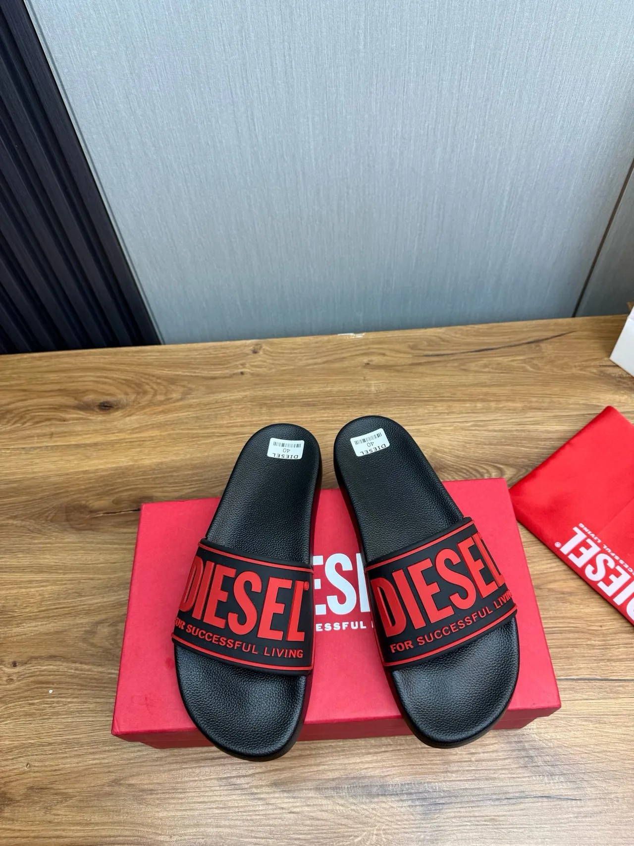 Diesel Slide أسود وأحمر لوجو نعال 2