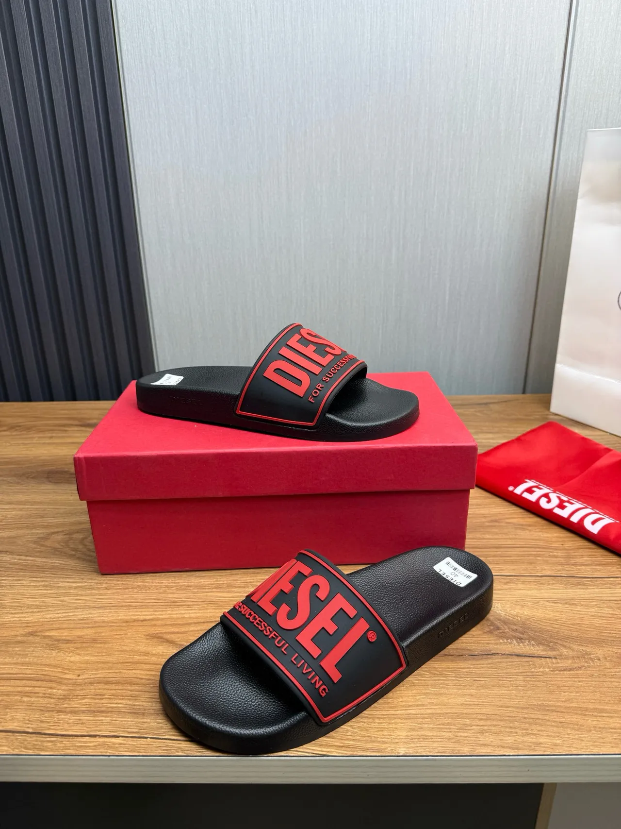 Diesel Slide أسود وأحمر لوجو نعال 3