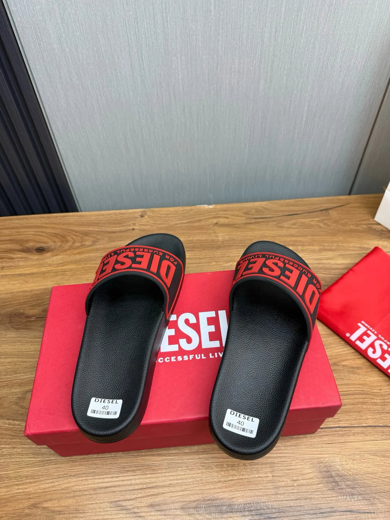 Diesel Slide أسود وأحمر لوجو نعال 4