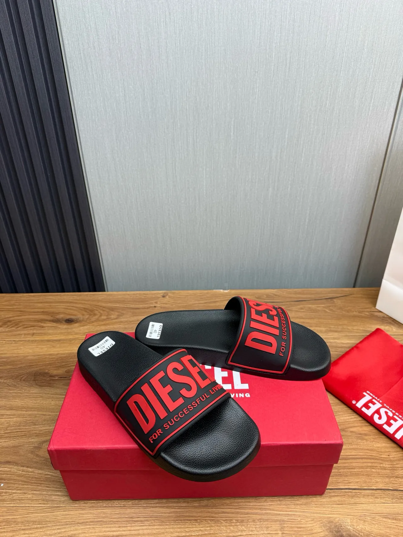 Diesel Slide أسود وأحمر لوجو نعال 5