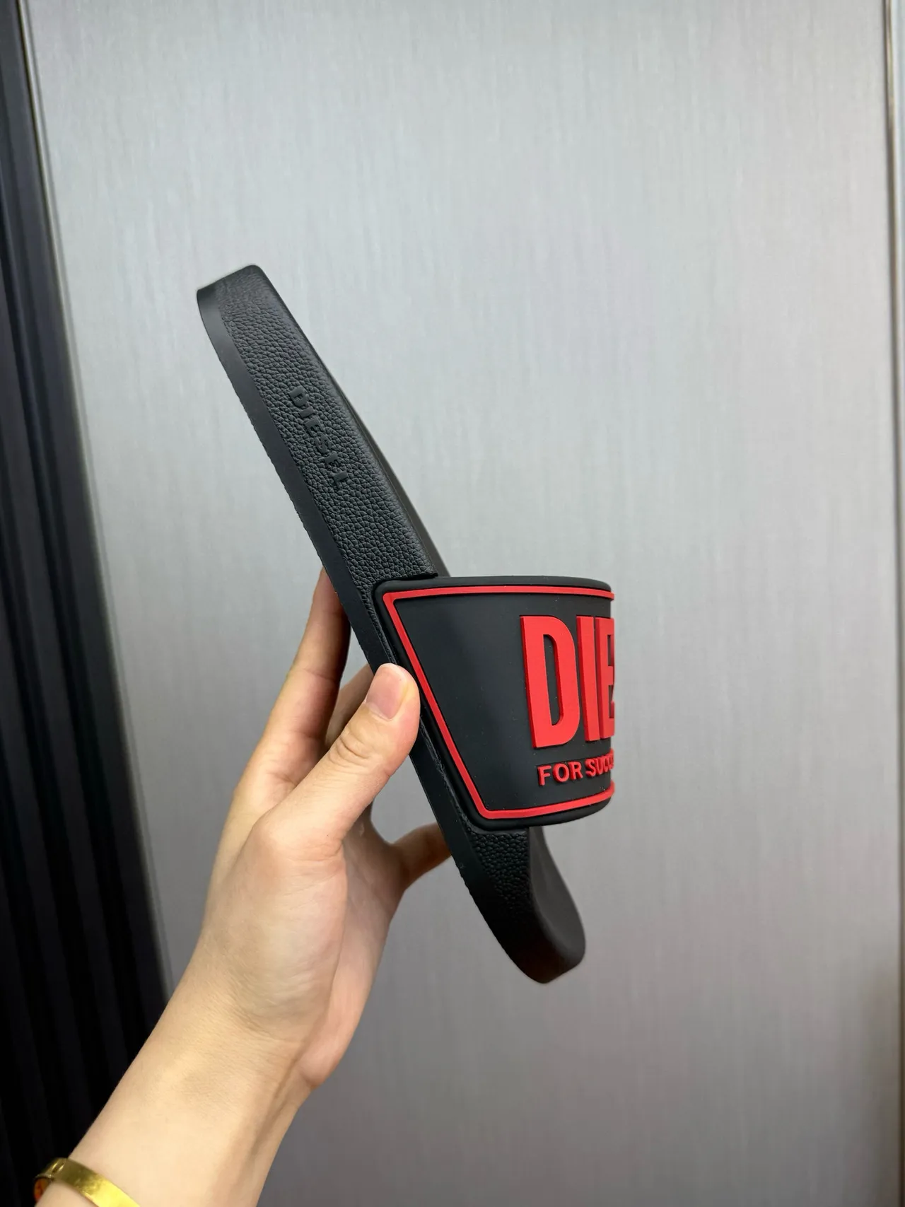 Diesel Slide أسود وأحمر لوجو نعال 6