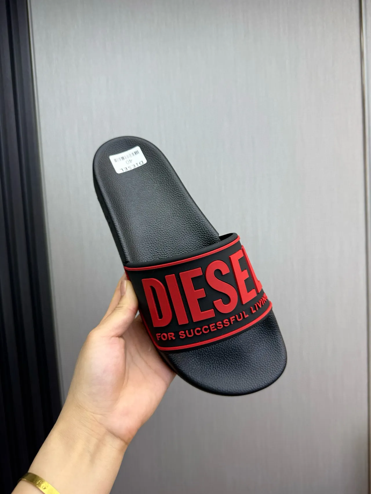 Diesel Slide أسود وأحمر لوجو نعال 7