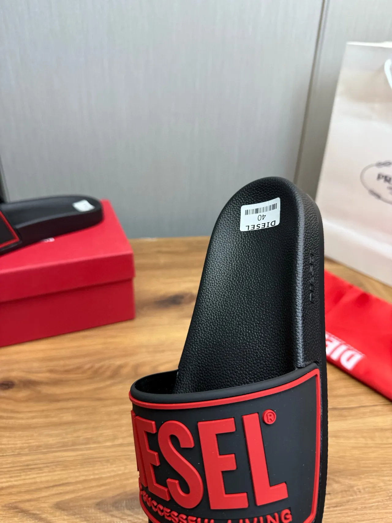 Diesel Slide أسود وأحمر لوجو نعال 8