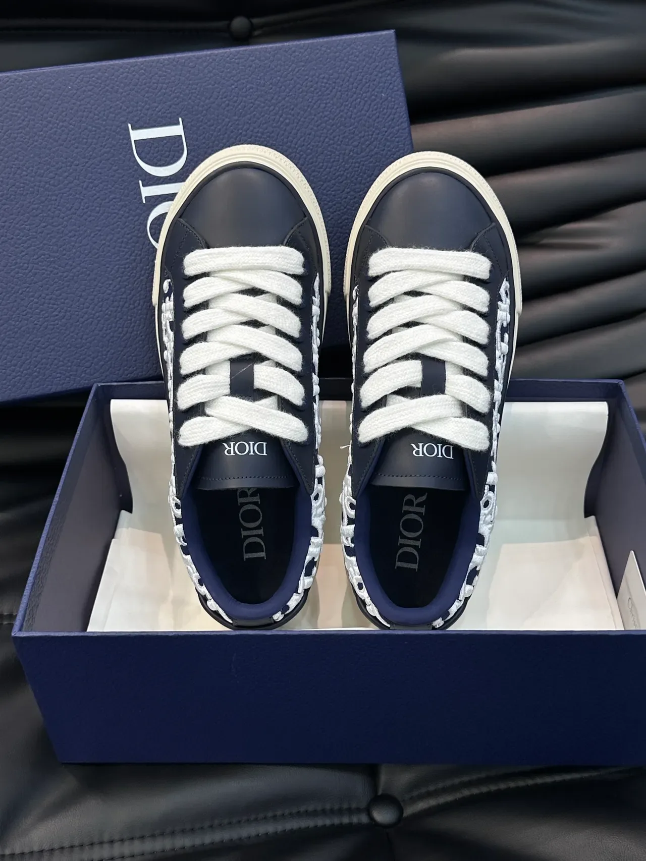 Dior B23 Oblique Jacquard Marine et Blanc sneakers lifestyle 4