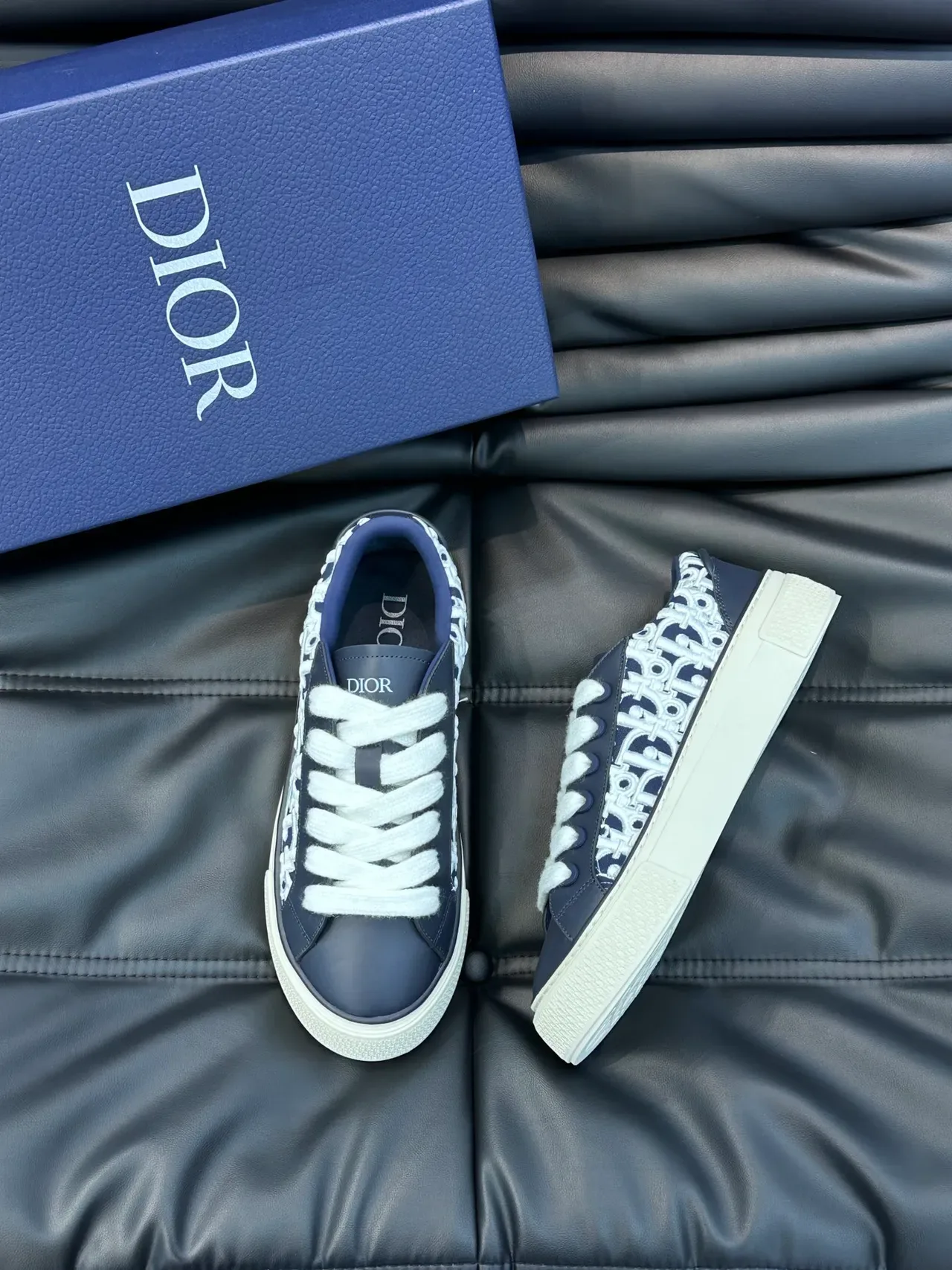Dior B23 Oblique Jacquard Marine et Blanc sneakers lifestyle 5