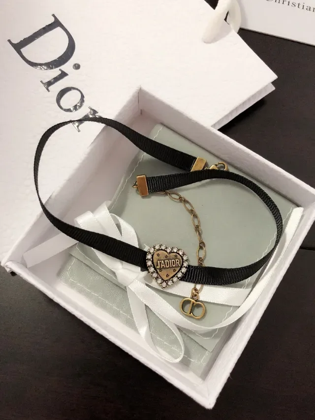 Dior Bracelet avec Pendentif en Forme de Cœur en Ruban Grosgrain Noir et Or 6