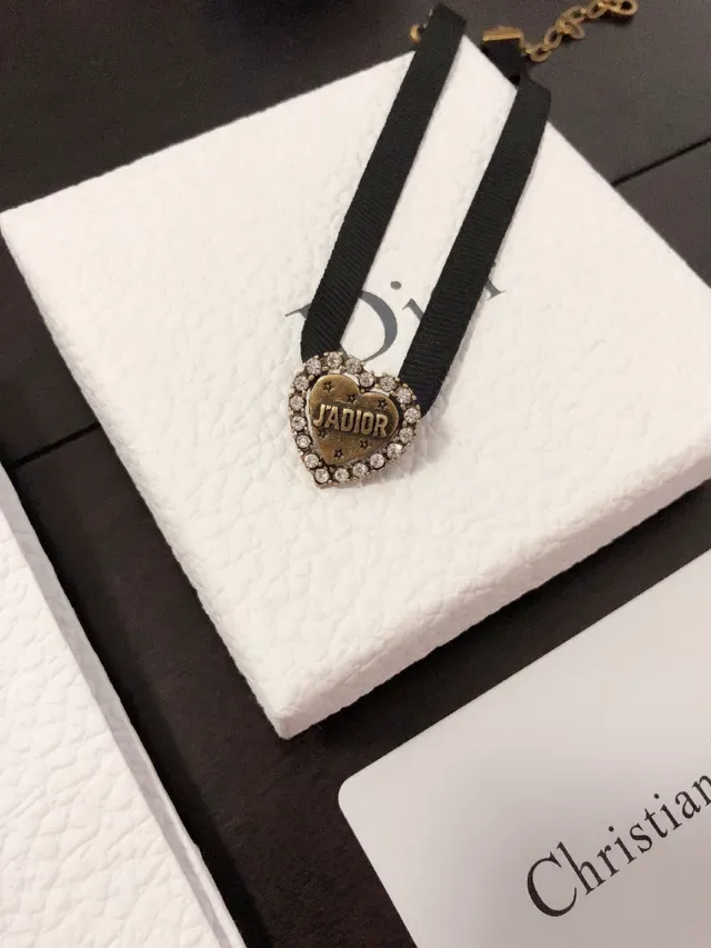 Dior Bracelet avec Pendentif en Forme de Cœur en Ruban Grosgrain Noir et Or 7