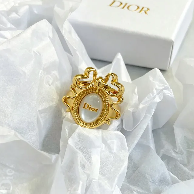 Dior Bague Cabochon Mère de Perle Motif Nœud Doré 3