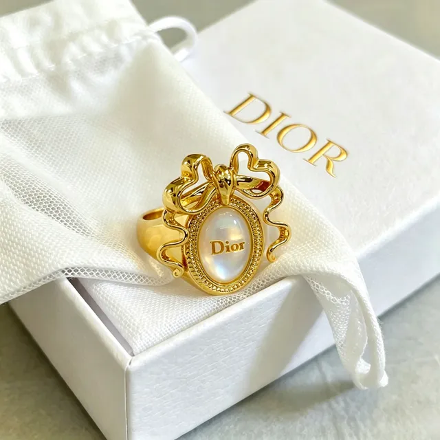 Dior Bague Cabochon Mère de Perle Motif Nœud Doré 4