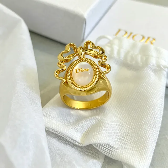 Dior Bague Cabochon Mère de Perle Motif Nœud Doré 5