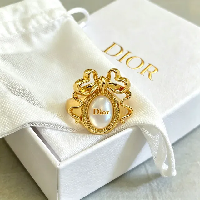 Dior Bague Cabochon Mère de Perle Motif Nœud Doré 7