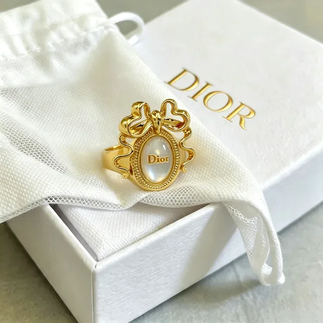 Dior Bague Cabochon Mère de Perle Motif Nœud Doré 8