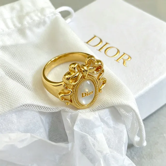 Dior Bague Cabochon Mère de Perle Motif Nœud Doré 9