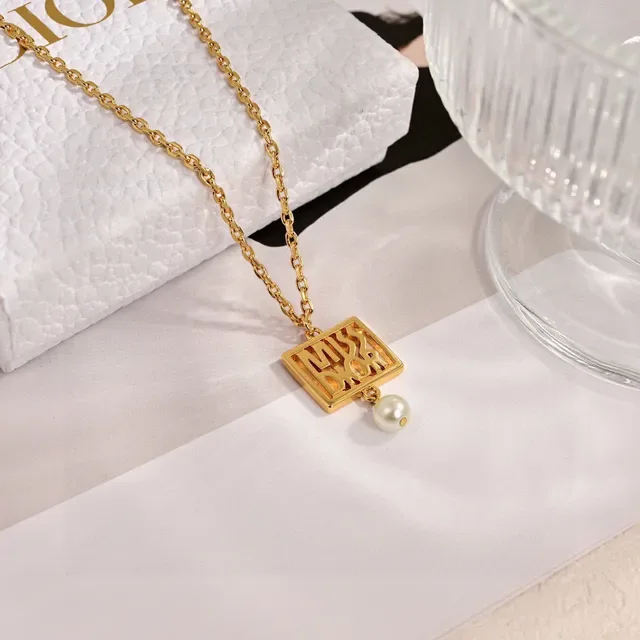 Dior Miss Colar com Corrente Dourada e Branca com Recorte Quadrado 2