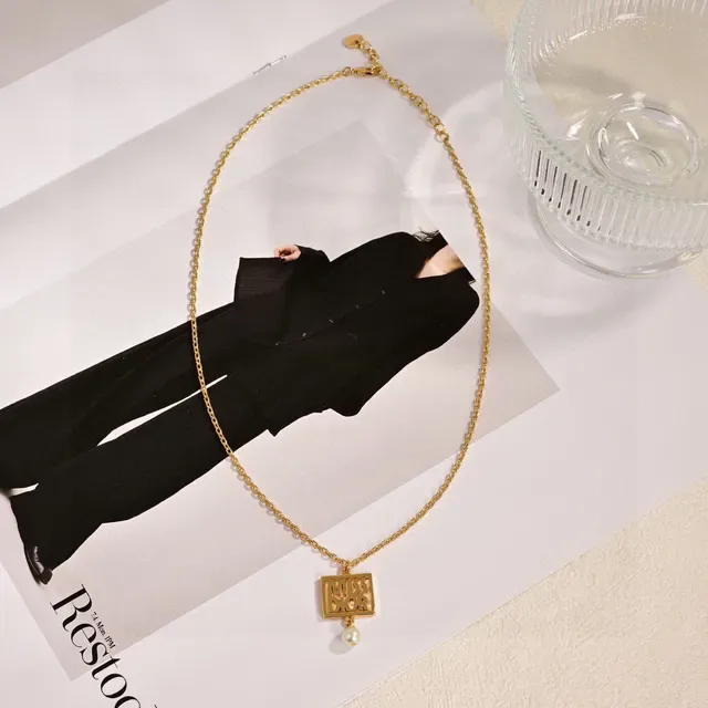 Dior Miss Colar com Corrente Dourada e Branca com Recorte Quadrado 4