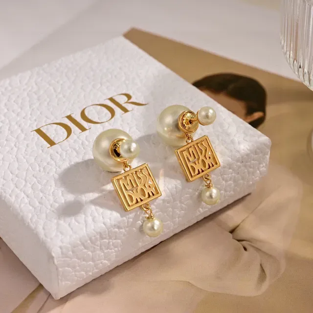 Dior Miss Colar com Corrente Dourada e Branca com Recorte Quadrado 6