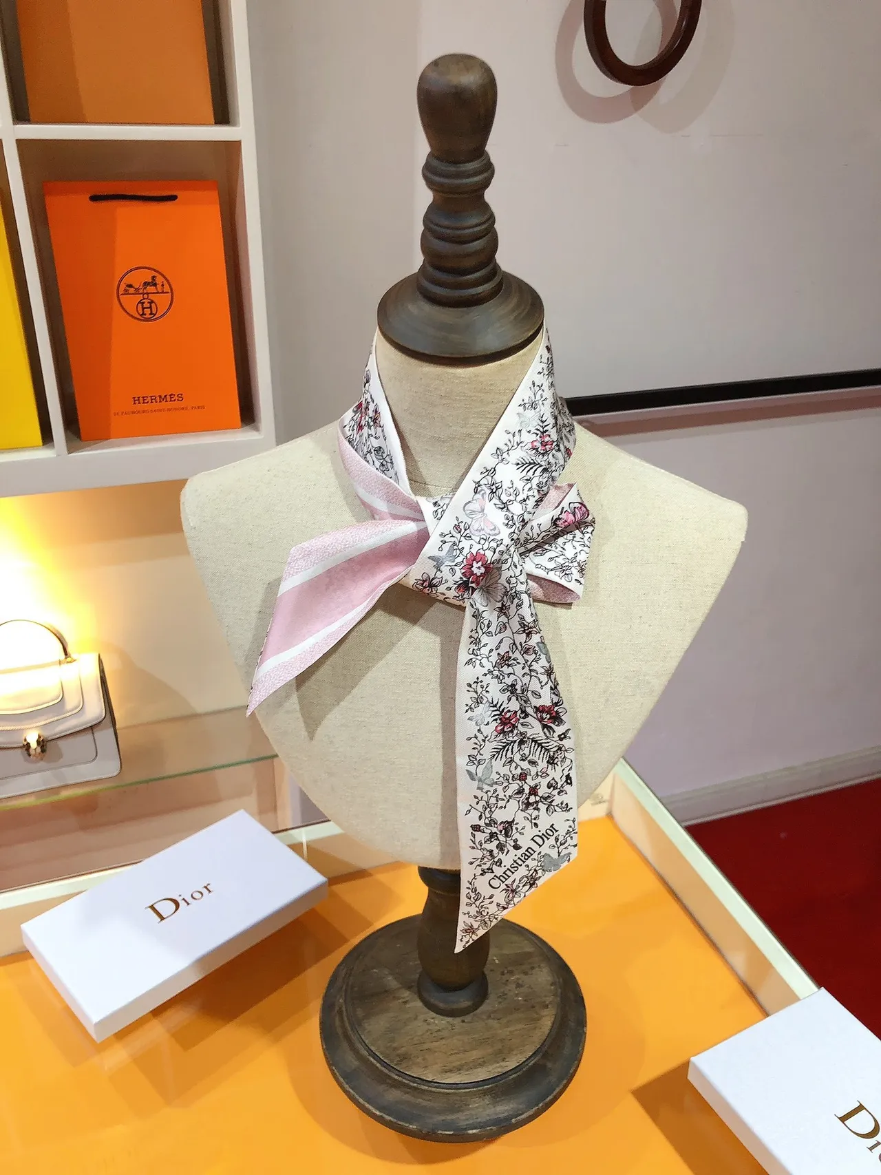 Dior Mit zah cachecol de seda com estampado floral branco e rosa e de borboleta nas pontas tapered 2