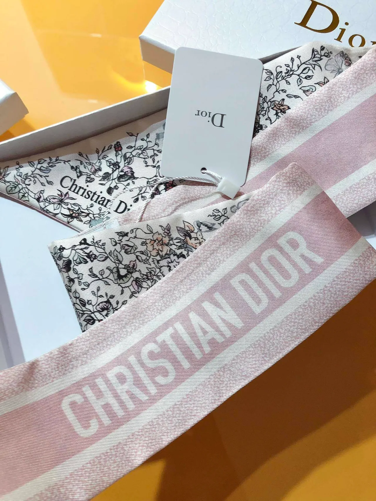 Dior Mit zah cachecol de seda com estampado floral branco e rosa e de borboleta nas pontas tapered 4