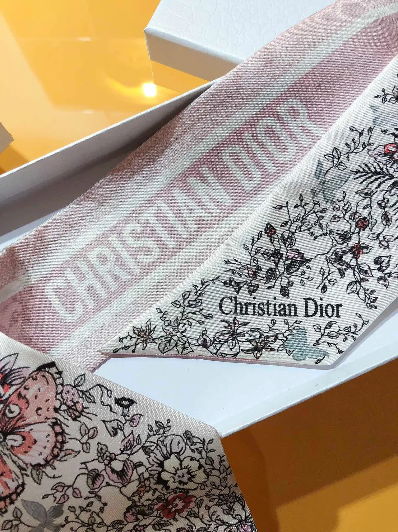 Dior Mit zah cachecol de seda com estampado floral branco e rosa e de borboleta nas pontas tapered 5