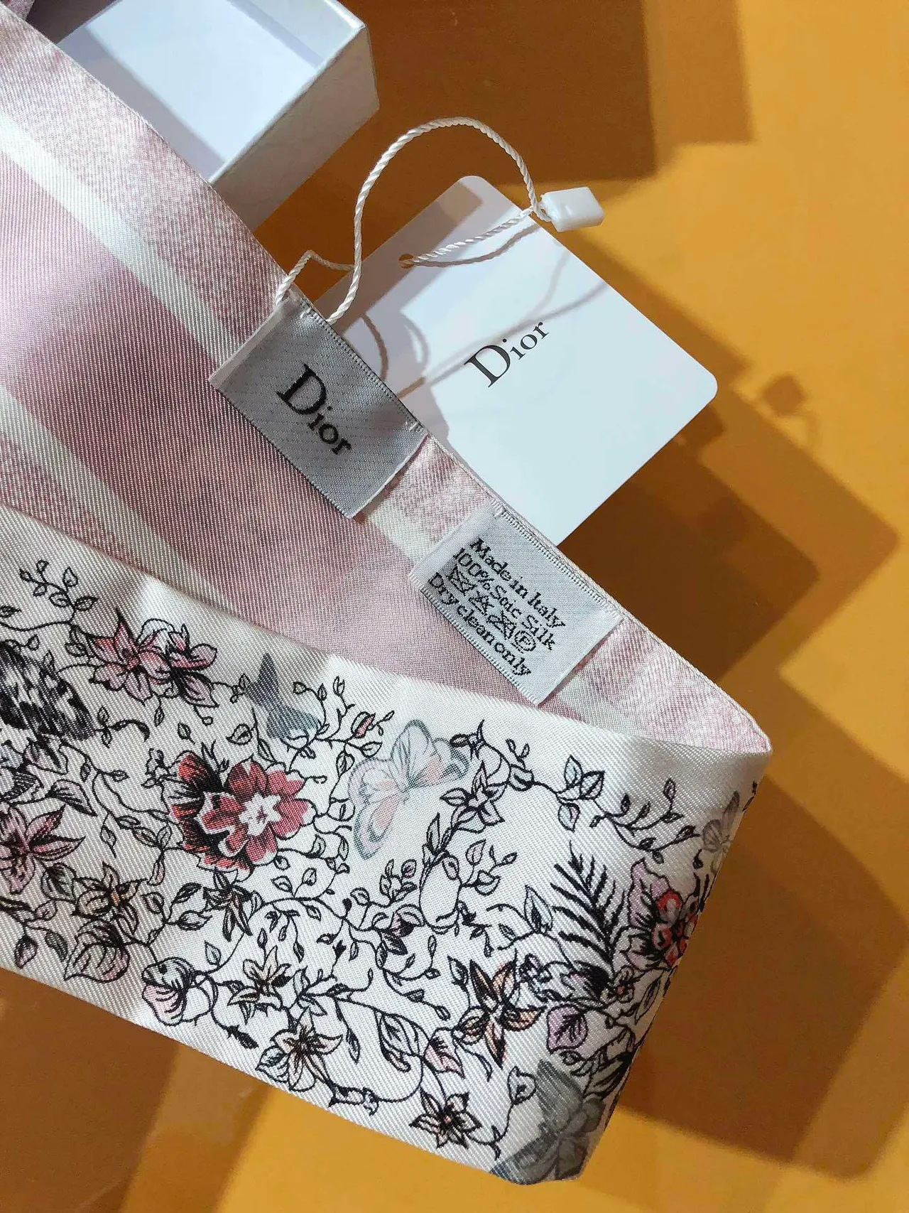 Dior Mit zah cachecol de seda com estampado floral branco e rosa e de borboleta nas pontas tapered 6