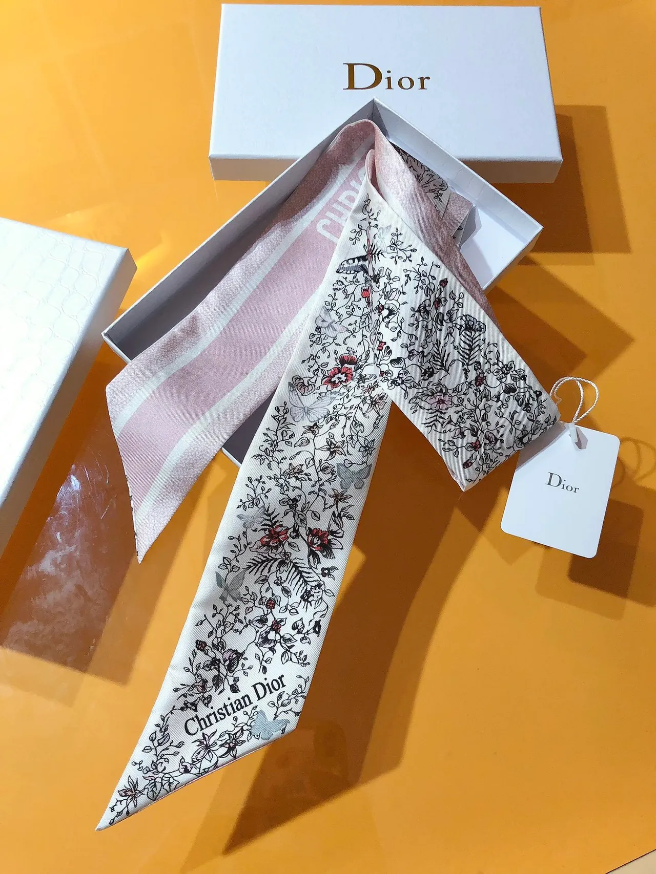 Dior Mit zah cachecol de seda com estampado floral branco e rosa e de borboleta nas pontas tapered 7