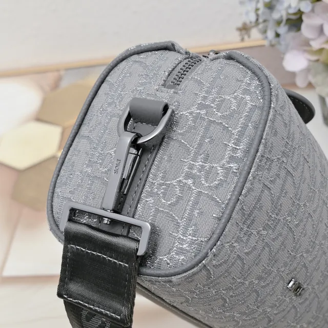 Dior স্যাডেল ধূসর কালো সিলিন্ড্রিক্যাল ব্যারেল সিলহুয়েট মোনোগ্রাম জ্যাকুয়ার্ড কাপড় স্যাডেল ব্যাগ 23