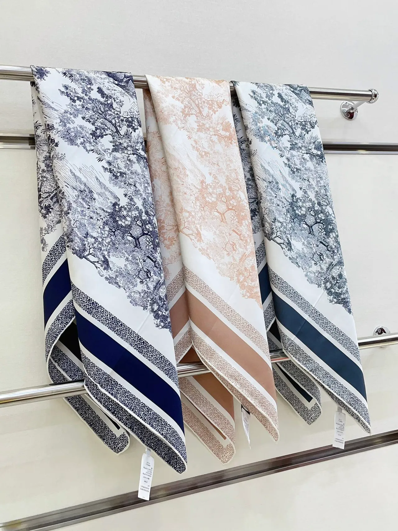 Écharpe en soie imprimée Toile de Jouy de Dior en navy et blanc 4