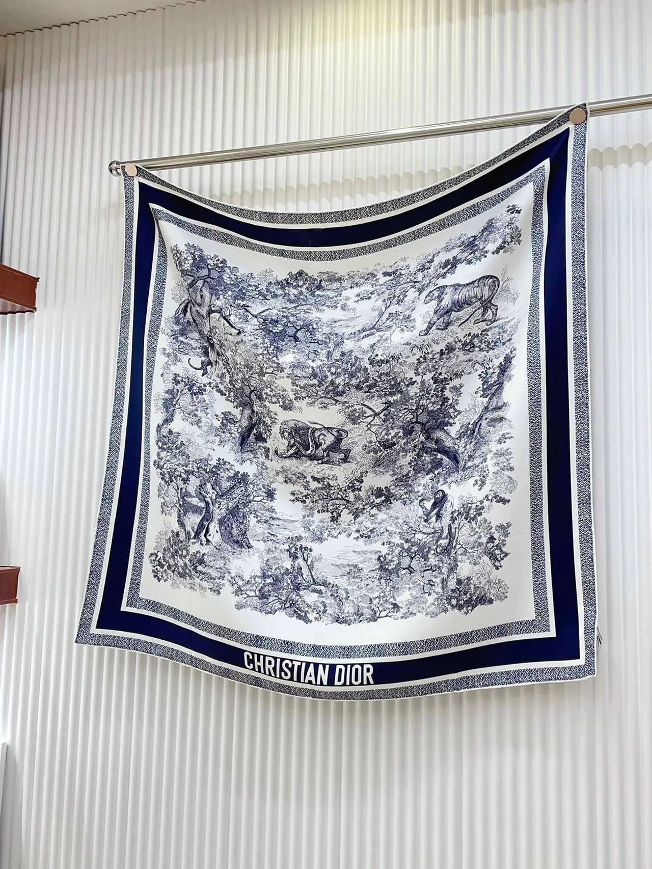 Écharpe en soie imprimée Toile de Jouy de Dior en navy et blanc 5