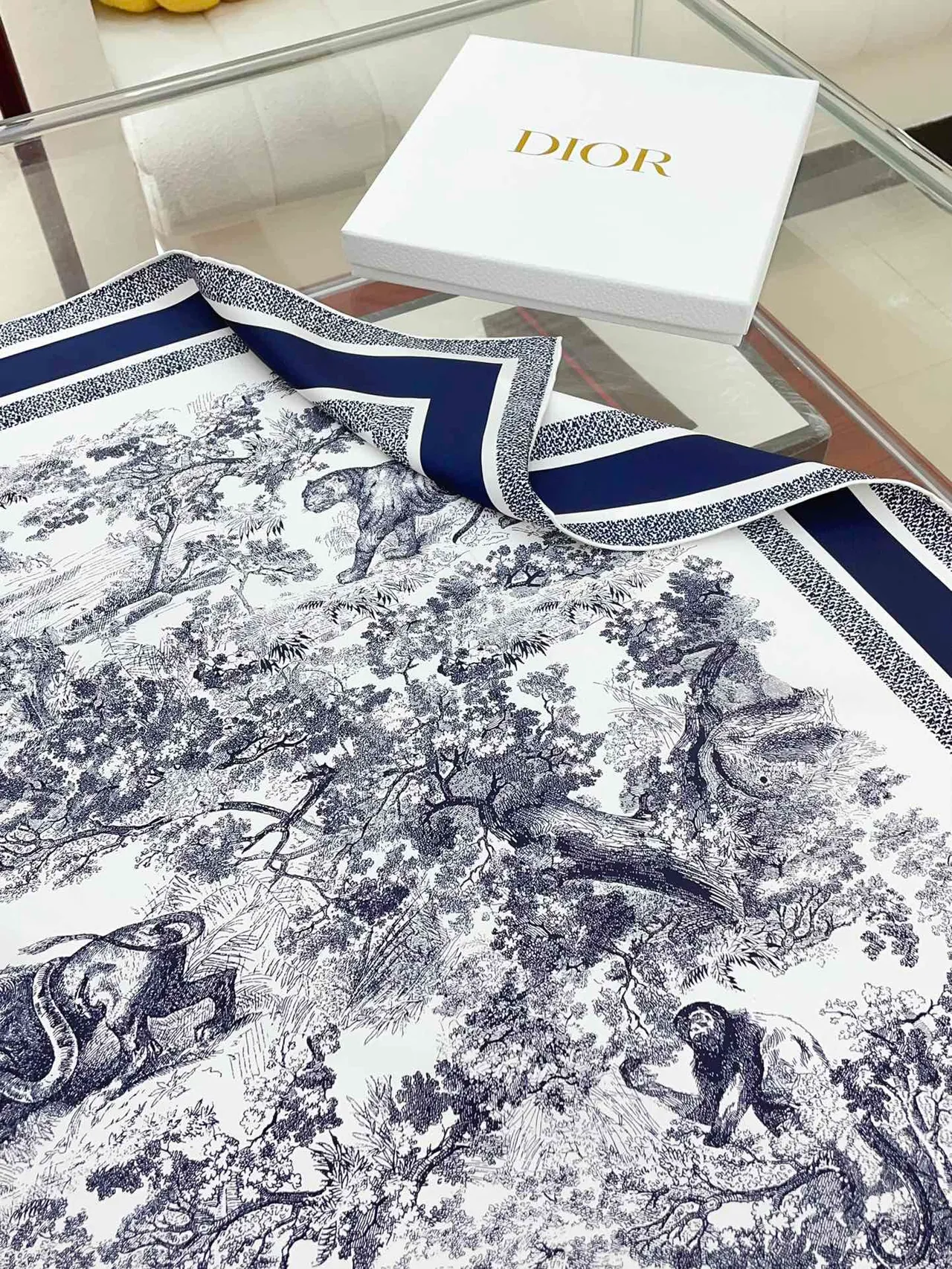 Écharpe en soie imprimée Toile de Jouy de Dior en navy et blanc 6