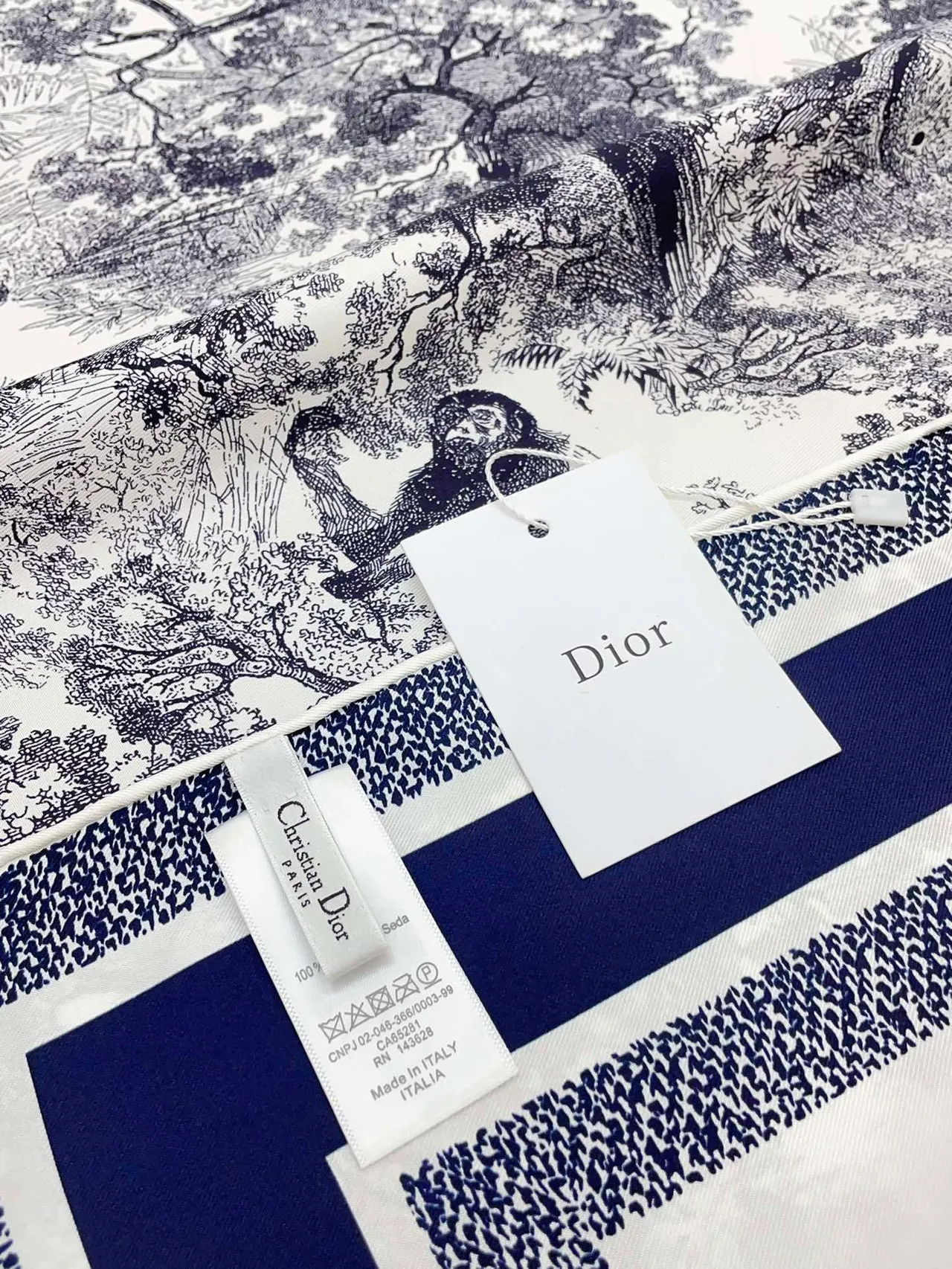 Écharpe en soie imprimée Toile de Jouy de Dior en navy et blanc 7