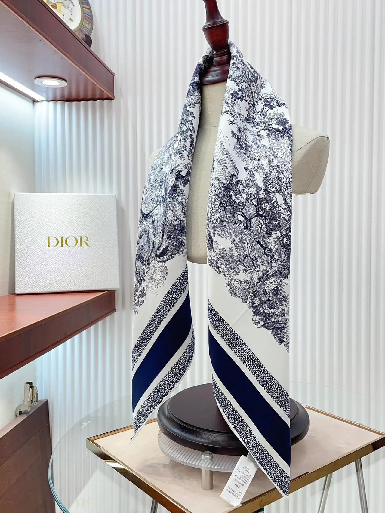 Écharpe en soie imprimée Toile de Jouy de Dior en navy et blanc 8