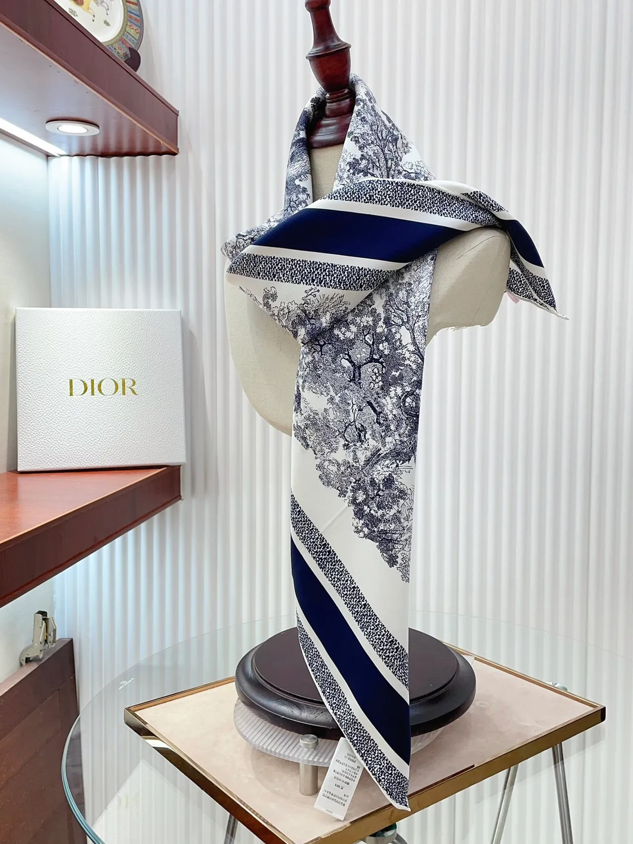 Écharpe en soie imprimée Toile de Jouy de Dior en navy et blanc 9