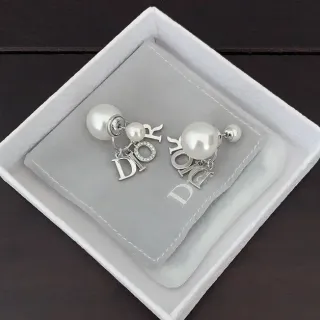 Dior 白银珍珠坠落耳环 带标志魅力