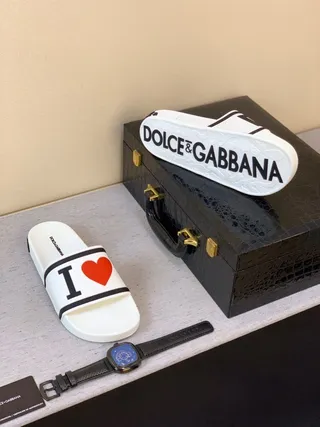 Dolce & Gabbana Chaussons blancs noirs imprimés logo bride semelle caoutchouc 5